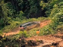 Saat Gubernur Kaltim Terjebak Jalan Rusak Jelang HUT ke-69