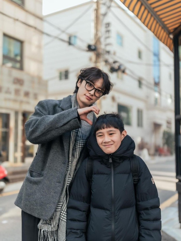 Nagita Slavina dan Rafathar Malik Ahmad jalan bareng Lee Won Jung di Korea Selatan.