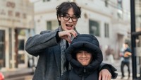 Rafathar juga tampak akrab dan tersenyum saat foto bareng Lee Won Jung. Foto: Instagram @raffinagita1717