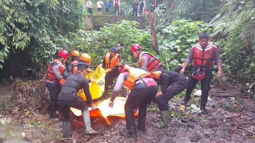 Ni Ketut Menuh (72) ditemukan tewas setelah enam hari hilang di Lingkungan Uma Anyar Anggungan, Kelurahan Lukluk, Kecamatan Mengwi, Badung, Bali, Sabtu (10/1/2026). (Foto: Basarnas Denpasar)