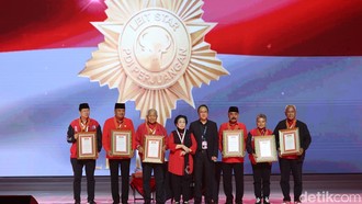 PDIP Beri Penghargaan 'Leit Star' ke 6 Tokoh Senior di Rakernas