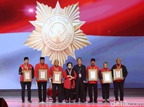 PDIP Beri Penghargaan Leit Star ke 6 Tokoh Senior di Rakernas