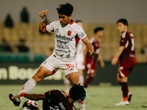 Pemain Bali United Made Tito Wiratama saat berhadapan dengan pemain PSM Makassar di Stadion BJ Habibie, Jumat (9/1/2026). (Foto: Dok. Bali United)