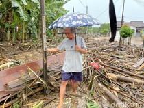 Banjir Bandang di Bulumanis Pati Surut, Sisakan Sampah-Lumpur Tebal