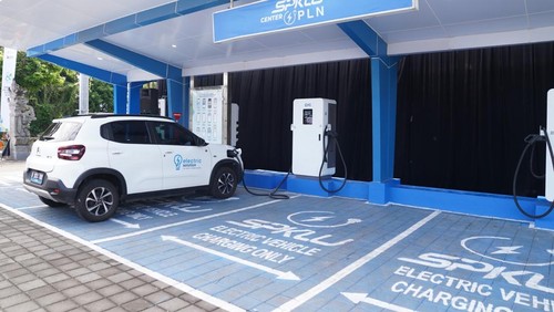 Pengisian daya mobil listrik di SPKLU Center PLN Bali. (Dok. PT PLN UID Bali)