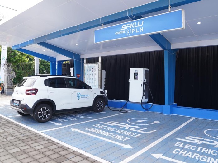 Pengisian daya mobil listrik di SPKLU Center PLN Bali. (Dok. PT PLN UID Bali)