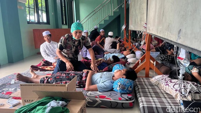 Pesantren di Mojokerto Jadi Posko Yankes Keracunan MBG Massal