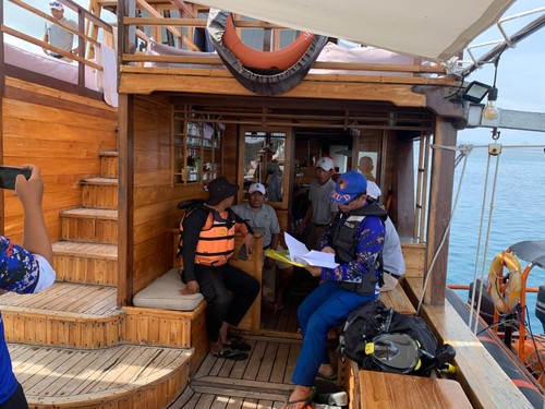 Personel Polres Manggarai Barat mendatangi kapal wisata di pelabuhan Marina Labuan Bajo memastikan keselamatan berlayar, Sabtu (10/1/2026) (Dok. Humas Polres Manggarai Barat)