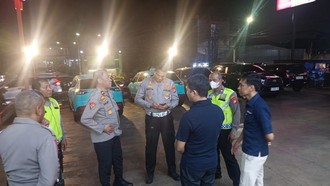 Apes 2 Kali, Taksi Listrik di Tangerang Tubruk Resto Usai Ditabrak