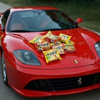 Viral Poverty Challenge Bikin Murka, Pamer Mi Instan di Atas Ferrari