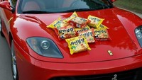 Viral 'Poverty Challenge' Bikin Murka, Pamer Mi Instan di Atas Ferrari