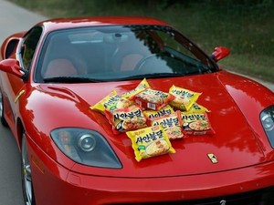 Viral Poverty Challenge Bikin Murka, Pamer Mi Instan di Atas Ferrari