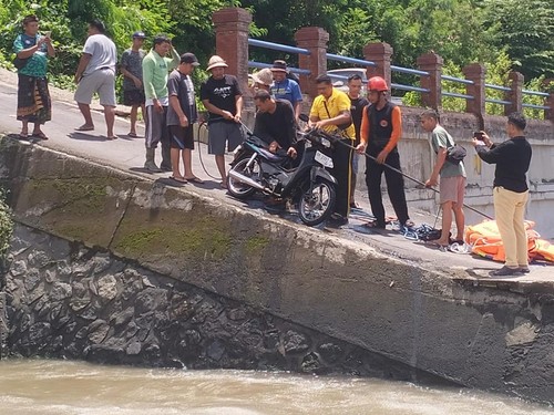 Proses evakuasi warga yang tergelincir akibat tali gas motor putus di Tukad Unda, Klungkung, Bali, Sabtu (10/1/2026). (Foto: Dok. Istimewa)