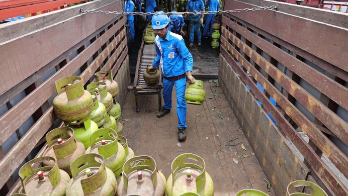 PT Pertamina Patra Niaga Regional Sulawesi menambah stok LPG bersubsidi 3 kilogram selama periode Natal 2025 dan Tahun Baru 2026 di Toraja Utara dan Tana Toraja.