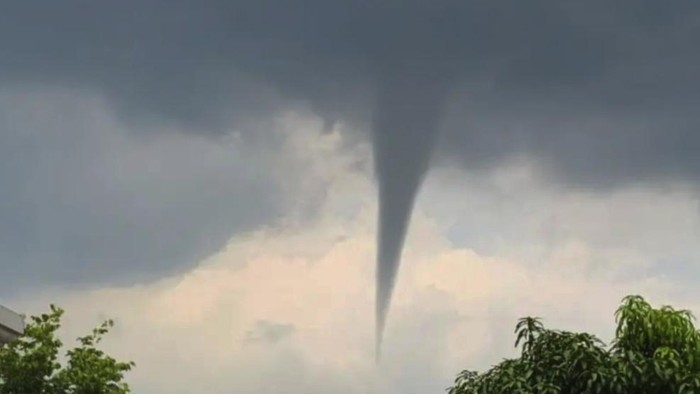 Ngerinya Puting Beliung Berputar di Langit Tulungagung