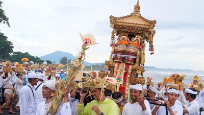 Ratusan Umat Hindu Gelar Ritual Mesucian di Pantai Saba Bali