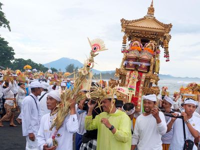 Ratusan Umat Hindu Gelar Ritual Mesucian di Pantai Saba Bali