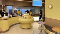 Lokasi Roti Boy Experience bisa ditemukan di Mall Taman Anggrek lantai 4. Konsepnya seperti bakery and kafe yang estetik. Di tengah gerainya juga hadir meja bunder tempat berbagai macam salt bread disajikan.  Foto: Detikcom / Atiqa Rana