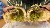 Tidak kopong, salt bread ini justru diisi dengan remahan kunafa pistachio yang gurih nutty. Tekstur salt breadnya pun jadi kompleks karena lembut, empuk, tetapi ada tekstur renyah dari kunafanya.  Foto: Detikcom / Atiqa Rana