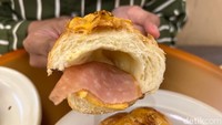 Kalau suka yang gurih bisa pesan Smoked Chicken and Ham. Harganya juga dibanderol seharga Rp 35 ribu. Sesuai namanya, salt bread yang buttery empuk ini diisi dengan lembaran smoked chicken yang gurih.  Foto: Detikcom / Atiqa Rana