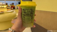 Sebagai penutup, bisa pesan minumannya. Salah satunya Matcha Cloud seharga Rp 50 ribu. Minuman ini cukup unik karena rasanya seperti matcha yang dicampur dengan air kelapa. Foto: Detikcom / Atiqa Rana