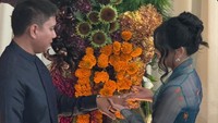 Sakina Tama terlihat memakaikan cincin kepada Ilhamsyah Adiputra Nasution. (Foto: dok Instagram quillajozal)