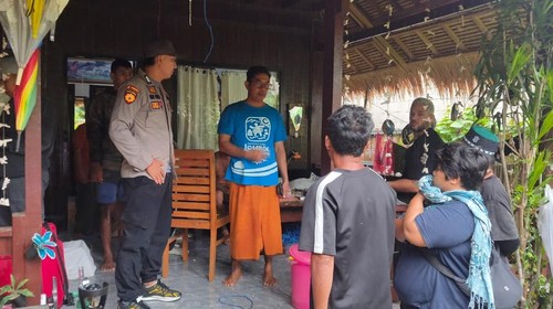 Seorang perempuan Prancis ditemukan tewas tergantung di depan teras rumah kontrakannya di Gili Air, Lombok Utara, NTB, Sabtu (10/1/2026). (Dok. Polres Lombok Utara)