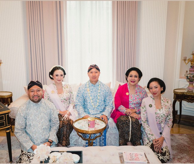 Setelah siraman, Darma Mangkuluhur mengenakan beskap biru berpadu kain batik dan blangkon. Putra sulung Tommy Soeharto ini diketahui akan segera melangsungkan pernikahan dengan Patricia Schuldtz, wanita berdarah Indonesia-Jerman. Foto: Instagram/@tatacahyani @ragowo.hediprasetyo