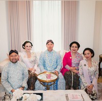 Setelah siraman, Darma Mangkuluhur mengenakan beskap biru berpadu kain batik dan blangkon. Putra sulung Tommy Soeharto ini diketahui akan segera melangsungkan pernikahan dengan Patricia Schuldtz, wanita berdarah Indonesia-Jerman. Foto: Instagram/@tatacahyani @ragowo.hediprasetyo