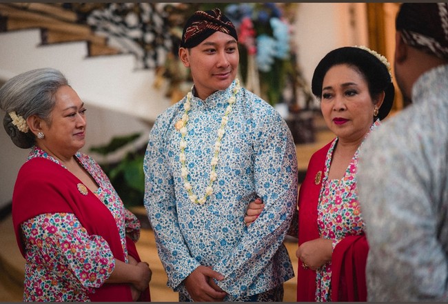 Darma Mangkuluhur tampak menjalani rangkaian adat dengan penuh khidmat. Air siraman yang digunakan menjadi simbol penyucian diri menjelang kehidupan baru sebagai seorang suami. Foto: Instagram/@tatacahyani @ragowo.hediprasetyo