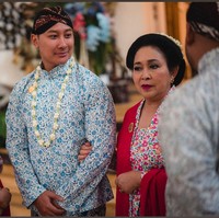 Darma Mangkuluhur tampak menjalani rangkaian adat dengan penuh khidmat. Air siraman yang digunakan menjadi simbol penyucian diri menjelang kehidupan baru sebagai seorang suami. Foto: Instagram/@tatacahyani @ragowo.hediprasetyo