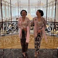 Kebaya yang dikenakan Tata Cahyani merupakan koleksi Garden of Solo, label busana milik Didit Hediprasetyo, putra Presiden Prabowo Subianto. Motif bunga dengan palet warna pastel memberi kesan klasik sekaligus segar, selaras dengan suasana sakral prosesi siraman. Foto: Instagram/@tatacahyani @ragowo.hediprasetyo