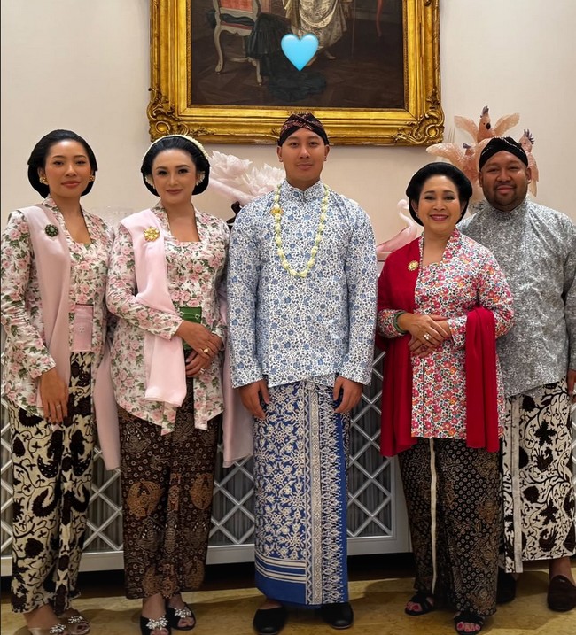 Dalam beberapa kesempatan, Tata Cahyani tampak berfoto bersama sejumlah anggota keluarga Cendana. Foto: Instagram/@tatacahyani @ragowo.hediprasetyo