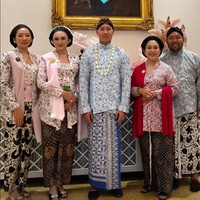 7 Potret Siraman Anak Tommy Soeharto, Tata Cahyani Curi Atensi Berkebaya Floral