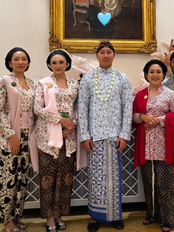 7 Potret Siraman Anak Tommy Soeharto, Tata Cahyani Curi Atensi Berkebaya Floral