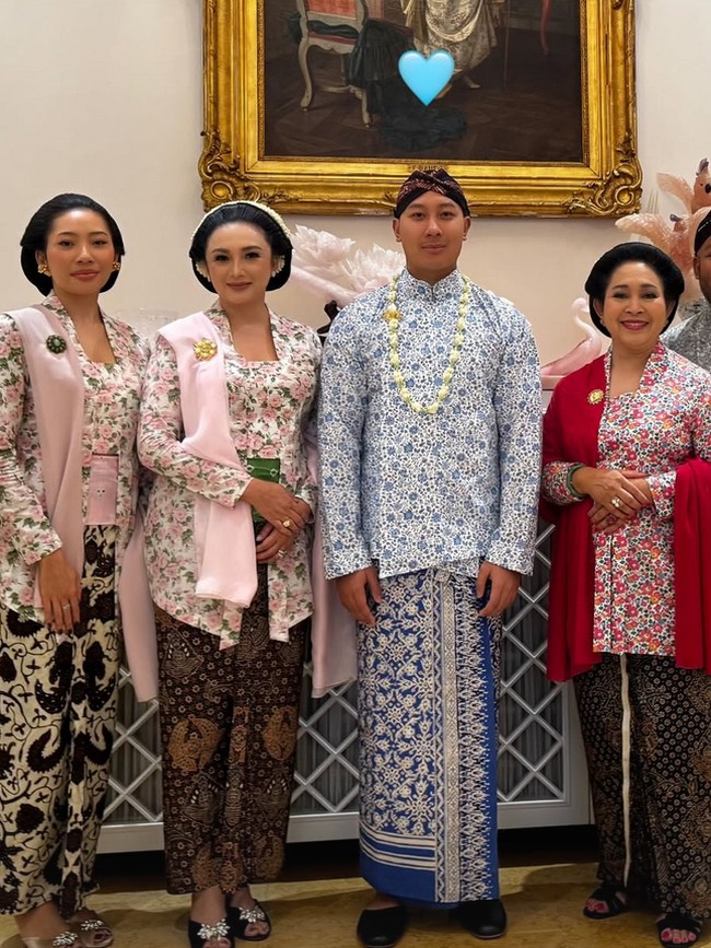 7 Potret Siraman Anak Tommy Soeharto, Tata Cahyani Curi Atensi Berkebaya Floral