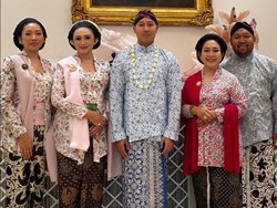 7 Potret Siraman Anak Tommy Soeharto, Tata Cahyani Curi Atensi Berkebaya Floral