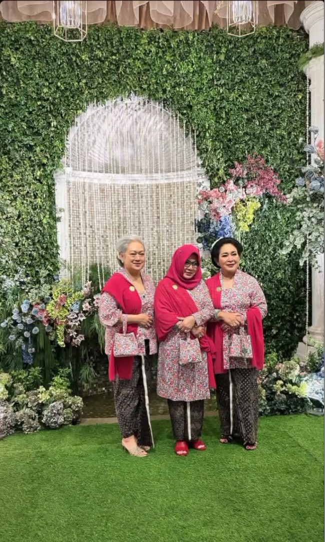 Prosesi siraman juga dihadiri Titiek Soeharto, putri kedua mantan Presiden Soeharto. Titiek turut serta melaksanakan prosesi siraman. Foto: Instagram/@tatacahyani @ragowo.hediprasetyo