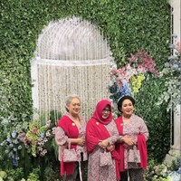 Prosesi siraman juga dihadiri Titiek Soeharto, putri kedua mantan Presiden Soeharto. Titiek turut serta melaksanakan prosesi siraman. Foto: Instagram/@tatacahyani @ragowo.hediprasetyo