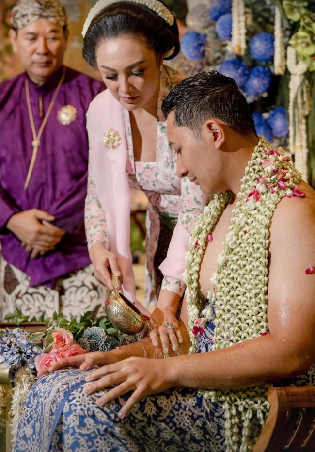 Prosesi siraman Darma Mangkuluhur Hutomo yang digelar Sabtu (10/01/2026) berlangsung khidmat dan sarat nuansa adat Jawa. Di antara tamu keluarga yang hadir, sosok sang ibu, Tata Cahyani mencuri atensi. Mantan istri Tommy Soeharto itu tampil anggun mengenakan kebaya kutu baru bermotif floral. Foto: Instagram/@tatacahyani @ragowo.hediprasetyo