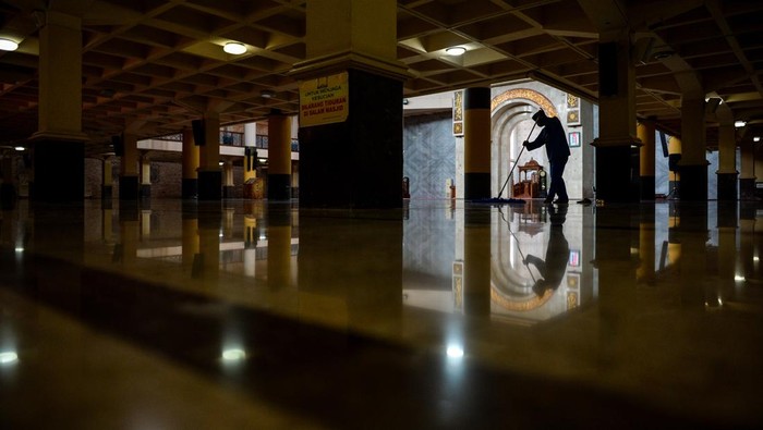 Suasana Masjid Raya Bandung di Jalan Asia Afrika, Bandung, Jawa Barat, Jumat (9/1/2026). Status Masjid Agung Bandung sebagai Masjid Raya Provinsi Jawa Barat resmi berakhir setelah 23 tahun, sebagaimana tertuang dalam Keputusan Gubernur Jawa Barat yang mengacu pada sejumlah regulasi, mulai dari Undang-Undang Nomor 23 Tahun 2014 tentang Pemerintahan Daerah hingga Undang-Undang Nomor 41 Tahun 2004 tentang Wakaf beserta peraturan turunannya. ANTARA FOTO/Raisan Al Farisi/YU