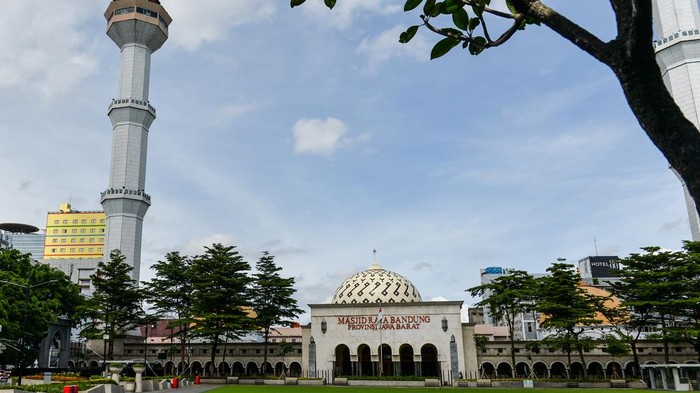 Suasana Masjid Raya Bandung di Jalan Asia Afrika, Bandung, Jawa Barat, Jumat (9/1/2026). Status Masjid Agung Bandung sebagai Masjid Raya Provinsi Jawa Barat resmi berakhir setelah 23 tahun, sebagaimana tertuang dalam Keputusan Gubernur Jawa Barat yan