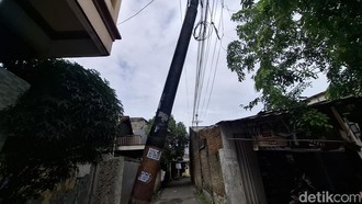 Cerita di Balik Suara Tiang Listrik Digetok Lepas Tengah Malam