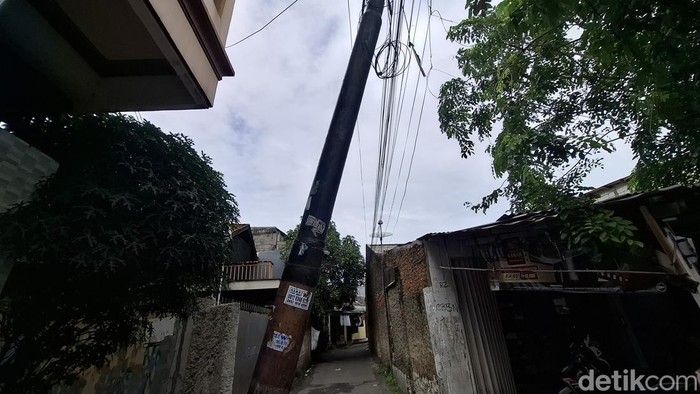 Cerita di Balik Suara Tiang Listrik Digetok Lepas Tengah Malam
