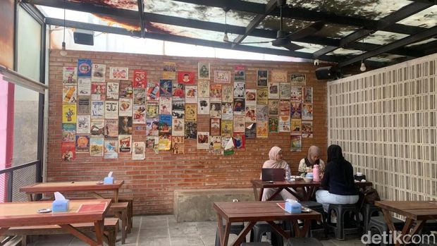 Suasana di Warkop H Mahmud