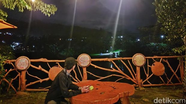 Suasana Saung Karuhun Kuningan