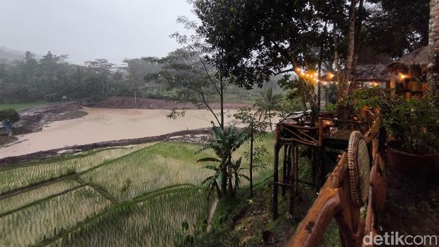 Suasana Saung Karuhun Kuningan