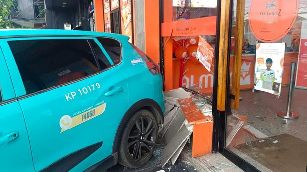 Taksi listrik tanpa sopir menabrak restoran di Tangerang hingga porak-poranda. Taksi listrik tanpa sopir menabrak restoran di Tangerang hingga porak-poranda, pada Jumat (9/1/2026).