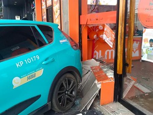 Kronologi Kecelakaan Taksi Listrik VinFast yang Jalan Mundur dan Tabrak Restoran