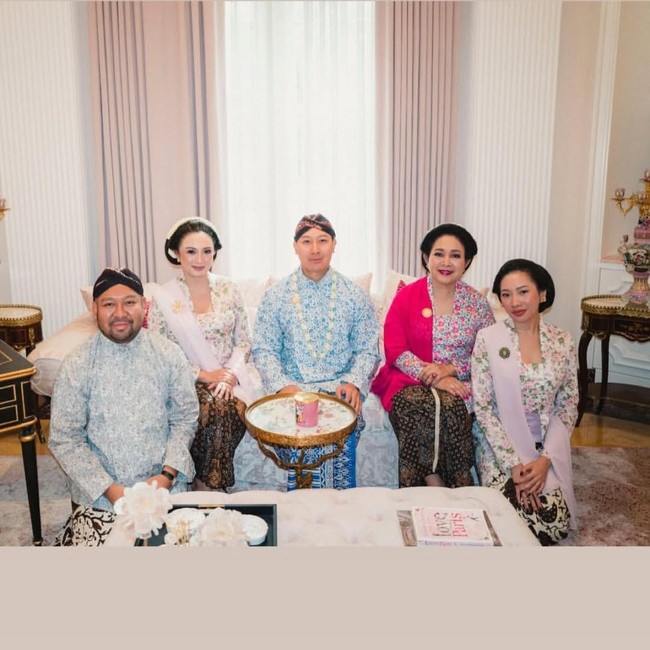 Pesona Tata Cahyani Berkebaya-Sanggul Jelang Pernikahan Darma Mangkuluhur